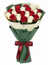 Букет Микс из красных и белых роз в Барабинске