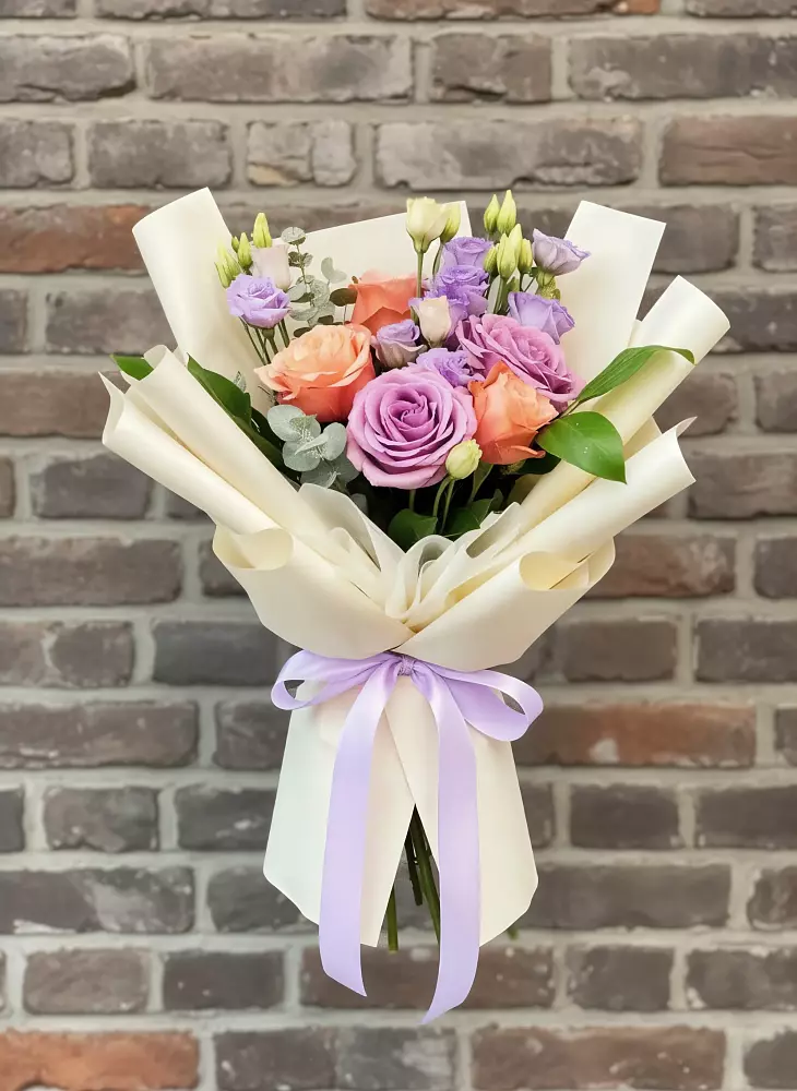 Букет цветов из: Лизиантусы и Розы в Барабинске