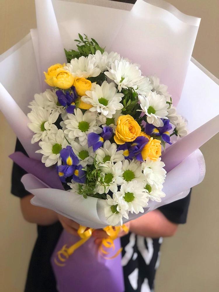 Букет цветов из: Ирисы, Хризантемы и Розы в Барабинске