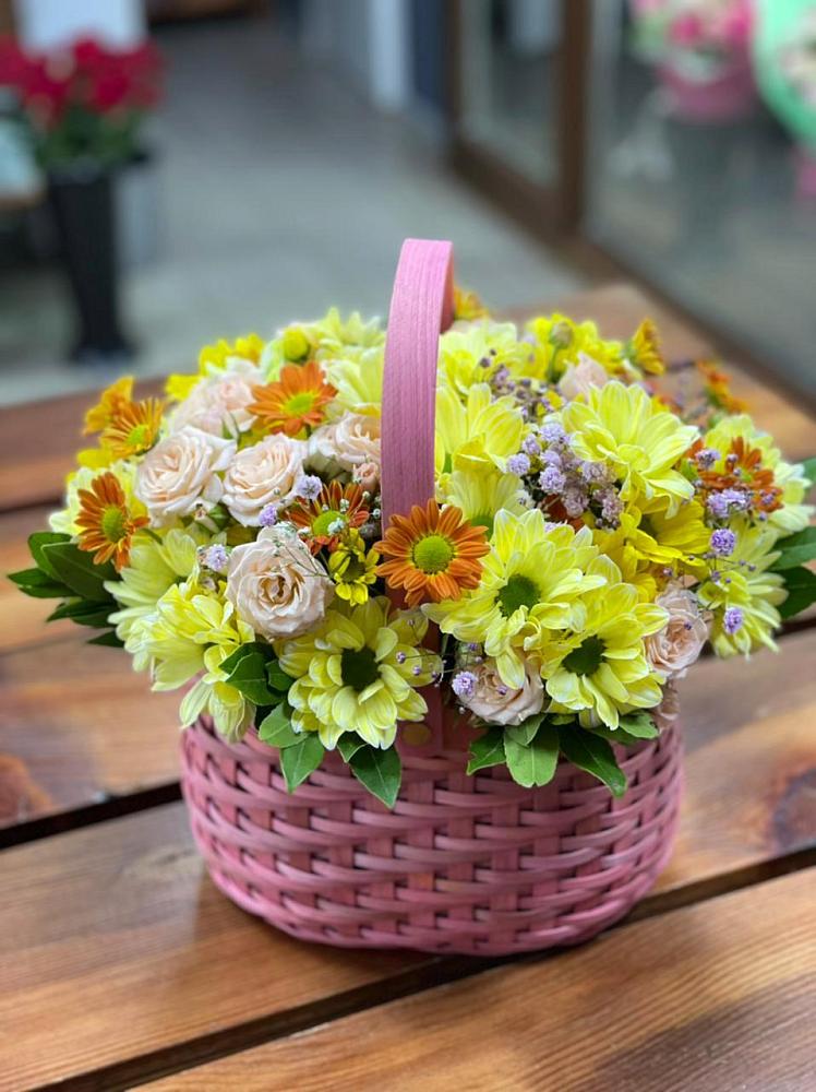 Цветочная композиция из Хризантемы и Розы в корзине в Барабинске