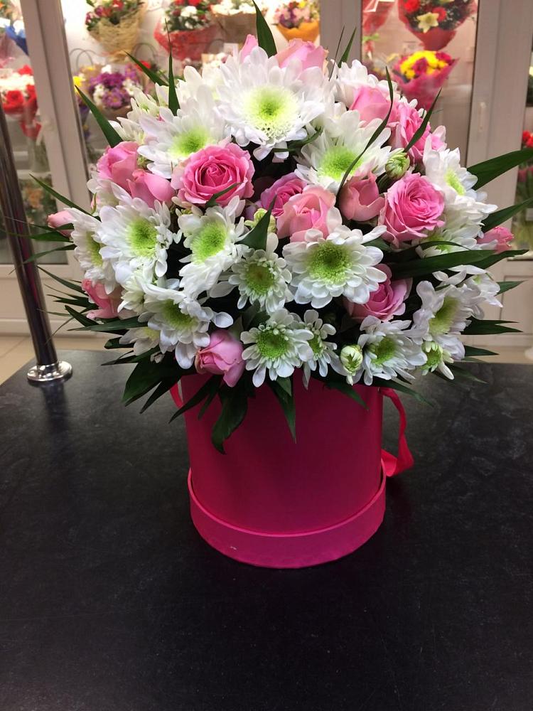 Цветочная композиция из Розы и Хризантемы в шляпной коробке в Барабинске