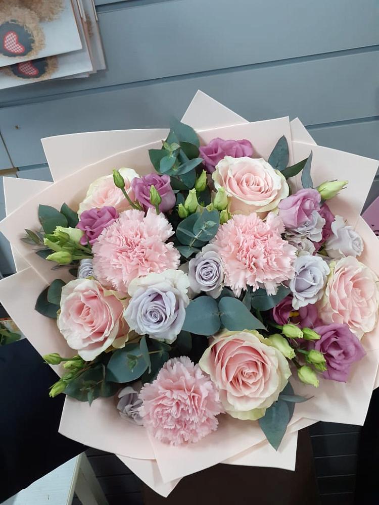 Букет цветов из: Розы, Гвоздики и Лизиантусы в Барабинске